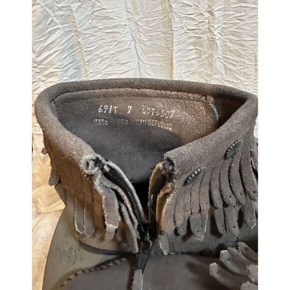 MINNETONKA Gray Suede Hard Bottom Fringe Moccasin Ankle Boots Women's Size 7 - Picture 6 of 8